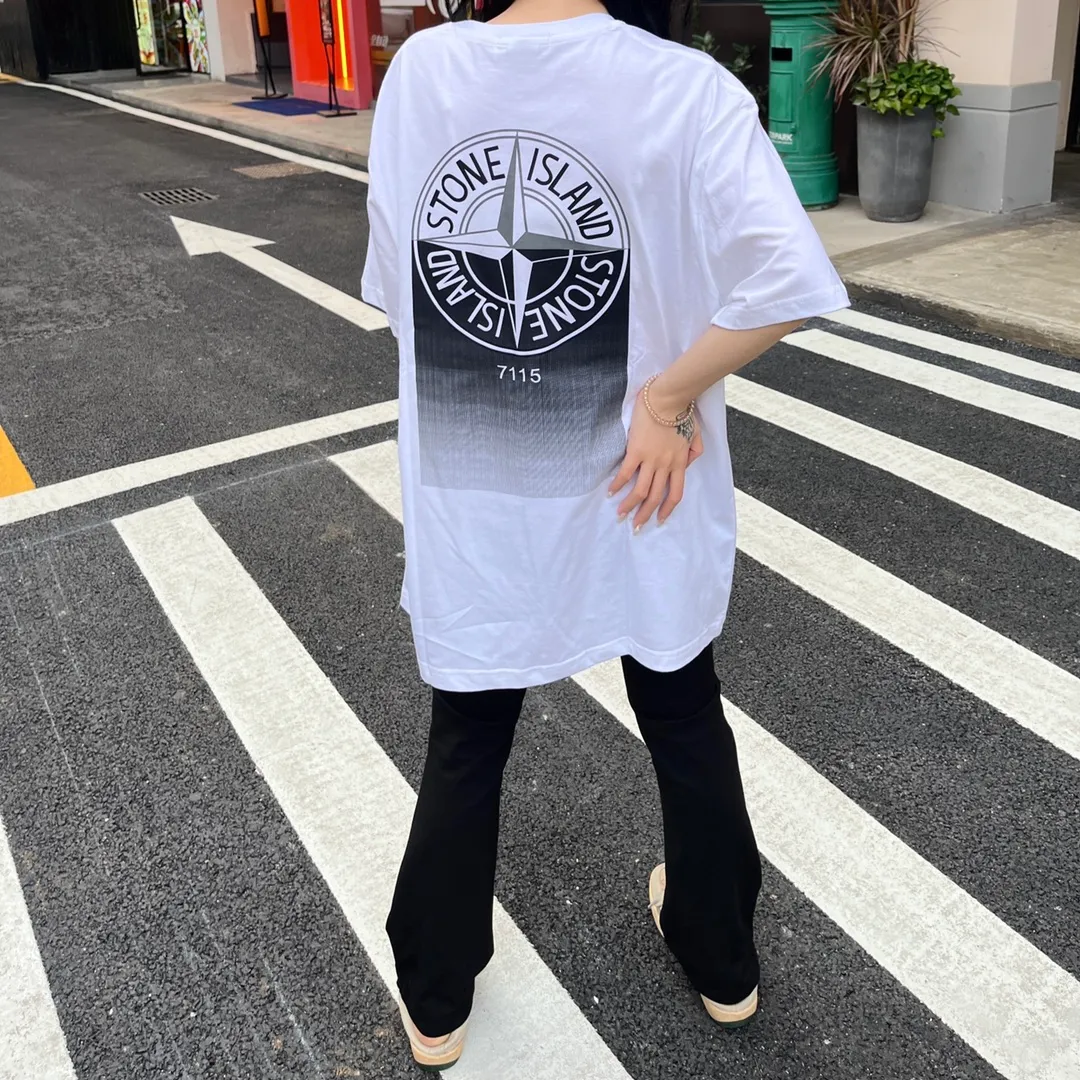 W630#P110💰 [Stone lsland/Stone Island summer new gradient compass print pattern short-sleeved T-shirt] ⚠️[Original creation with high control of details] - Made of 260 grams of combed cotton with 32-count double yarn, soft and comfortable to the touch, sweat-absorbent and breathable. - Simple, basic and versatile style, original single quality, the first choice for couples. - Made in a large factory, four needles and five threads on the shoulder, neat alignment, high quality workmanship. - Same style for men and women. Very versatile, one piece for everyone, details are clearly visible. Color: Black White Size: M L